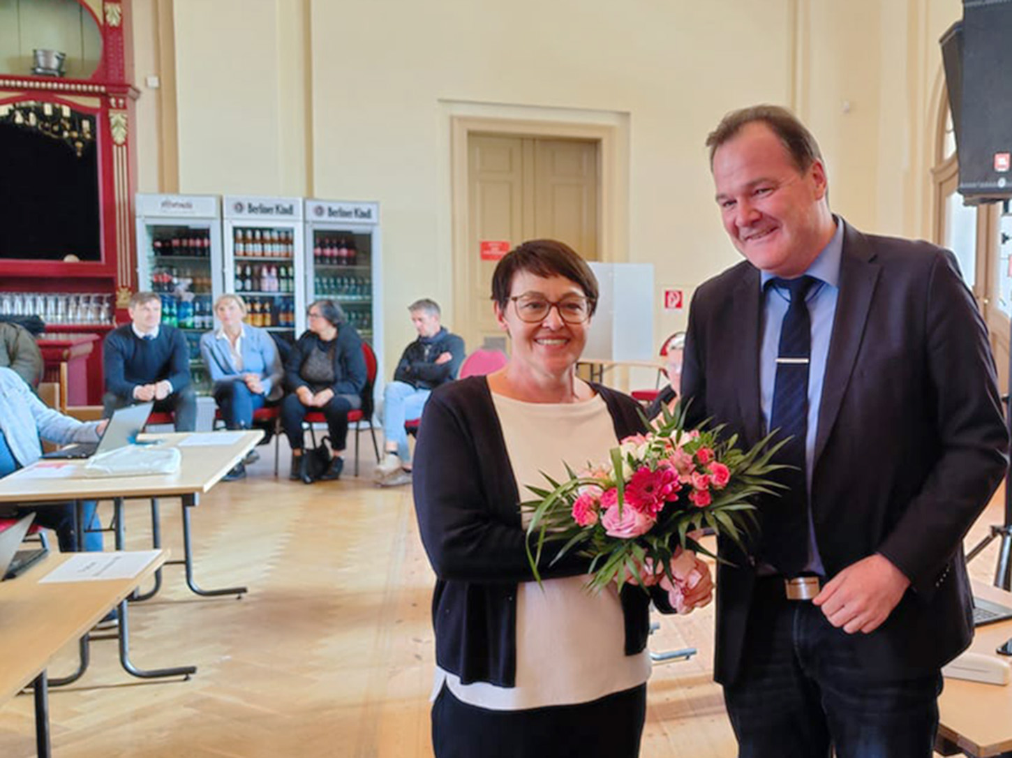 Der stellvertretende Kreistagsvorsitzende Dr. Michael Klenke gratuliert Kathrin Heilmann zur Wahl als neue Kreistagsvorsitzende.